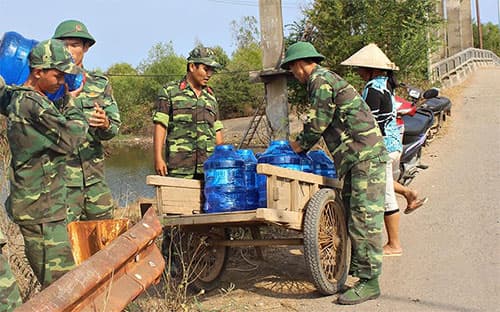 Bộ CHQS tỉnh Sóc Trăng hỗ trợ nước uống cho người dân vùng hạn