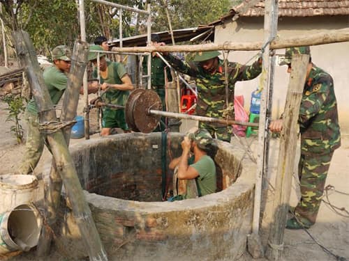 Kon Tum: Bộ đội giúp dân chống hạn