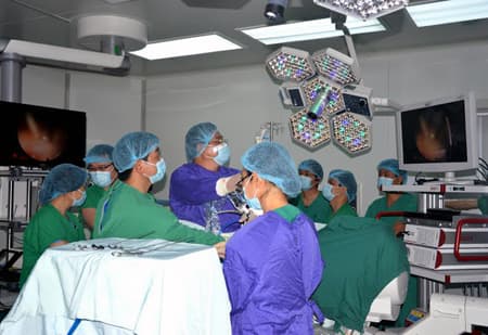 Trình diễn phẫu thuật nội soi cột sống điều trị thoát vị đĩa đệm cột sống thắt lưng
