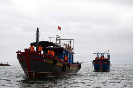 Cứu tàu cá và 2 ngư dân gặp nạn