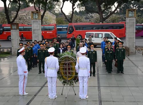 Tuổi trẻ Báo Quân đội nhân dân báo công dâng Bác