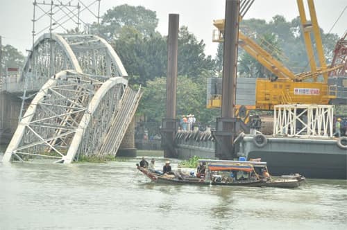 Lực lượng trục vớt đã tách xong dầm cầu số 2