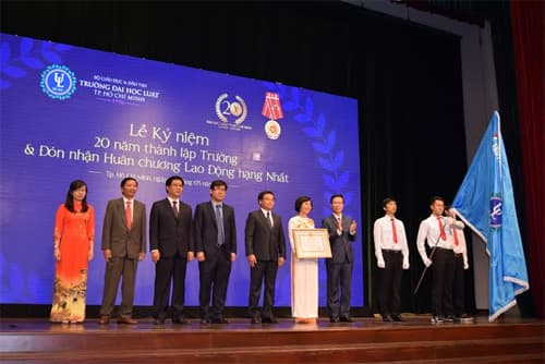 Trường Đại học Luật TP Hồ Chí Minh đón nhận Huân chương Lao động hạng nhất