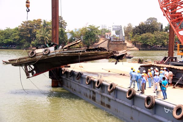 Trục vớt tàu kéo xà lan đâm sập cầu Ghềnh