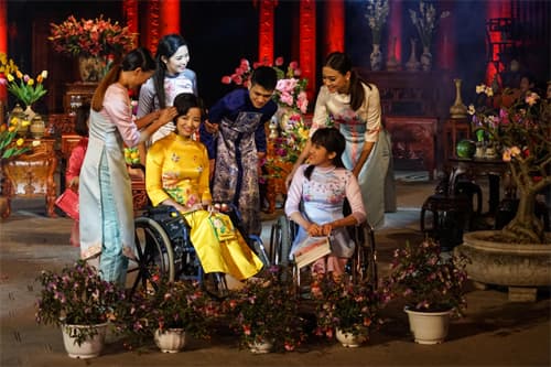 Những tà áo nhân văn