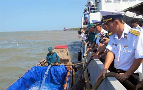 Lữ đoàn 125 Hải quân tổ chức cứu trợ nước ngọt cho người dân ở Bến Tre