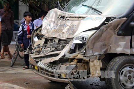 Nghệ An: Xe khách đâm xe tải khiến hai người bị thương nặng