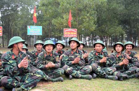 Chính trị viên trên bãi tập