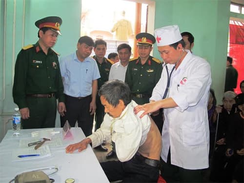 Khám bệnh, cấp thuốc miễn phí cho bà con giáo dân ở huyện Yên Thành