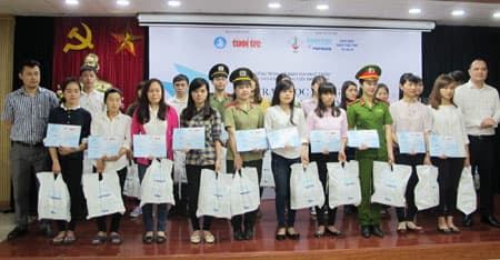 Trao học bổng tặng sinh viên là con cán bộ, chiến sĩ LLVT và sinh viên vượt khó