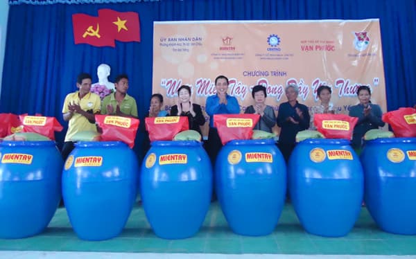 Tặng nhu yếu phẩm cho dân nghèo tỉnh Sóc Trăng