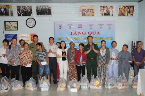 Tặng 100 suất quà cho nạn nhân chất độc da cam huyện Hòa Vang, Đà Nẵng