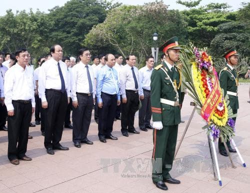 Thủ tướng Nguyễn Xuân Phúc dâng hương, dâng hoa tưởng nhớ các Anh hùng Liệt sĩ tại Quảng Trị