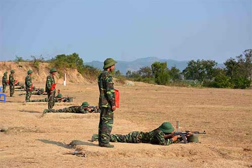 Lính trẻ luyện giỏi, bắn trúng