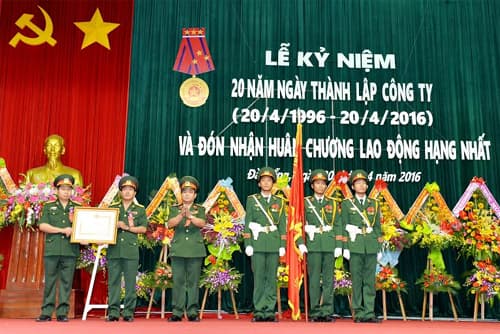 Công ty cổ phần xây lắp Thành An 96 đón nhận Huân chương Lao động Hạng nhất
