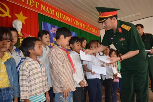 Tặng quà đồng bào bị ảnh hưởng do hạn hán tại tỉnh Đắk Lắk