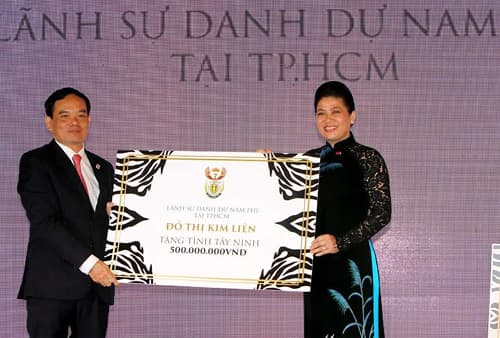 Trao tặng hỗ trợ cho người nghèo tại tỉnh Bến Tre và Tây Ninh
