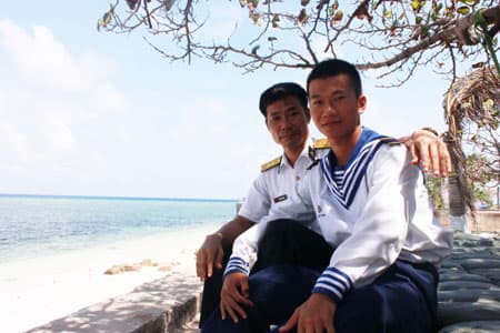 Hai bố con trên đảo Sơn Ca