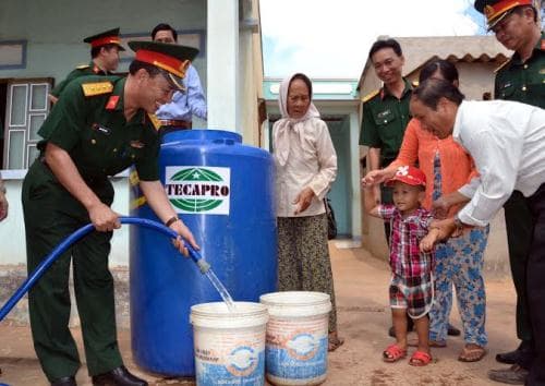 Thanh niên Quân đội chung tay giúp đỡ đồng bào bị ảnh hưởng hạn hán, xâm nhập mặn.