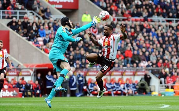 Arsenal chia điểm với Sunderland