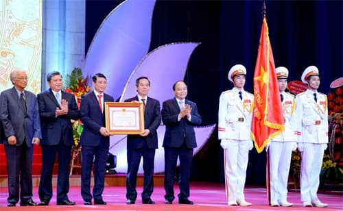 Thủ tướng Chính phủ Nguyễn Xuân Phúc dự kỷ niệm ngày truyền thống Ngành Ngân hàng