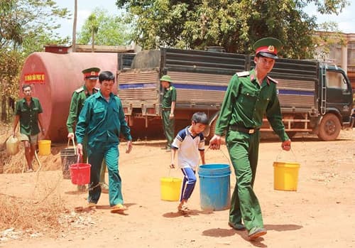 Những thùng nước mang nặng nghĩa tình