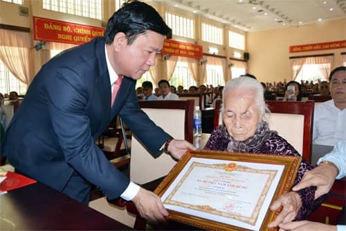 Tặng, truy tặng danh hiệu Bà mẹ Việt Nam Anh hùng cho 201 mẹ