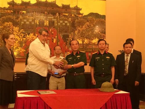 Cùng hàn gắn vết thương chiến tranh