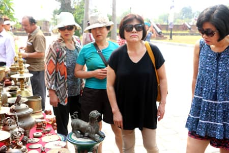 Nhiều cổ vật quý tại phiên chợ đồ xưa Đà Thành 2016