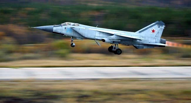 Mig-31 của Nga chặn máy bay trinh sát của Mỹ
