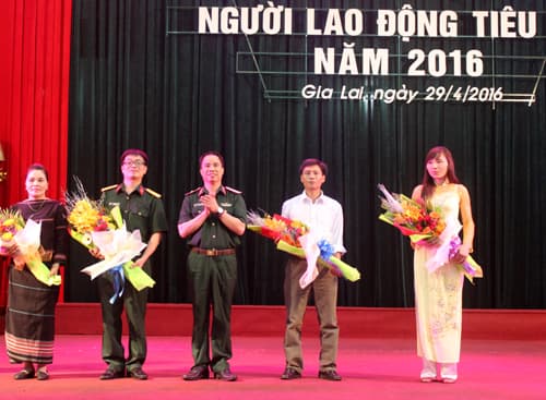 Binh đoàn 15 tôn vinh 189 người lao động tiêu biểu