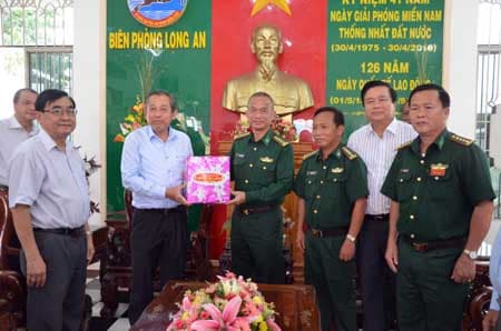 Phó thủ tướng Trương Hòa Bình thăm, kiểm tra các lực lượng làm nhiệm vụ địa bàn biên giới Long An