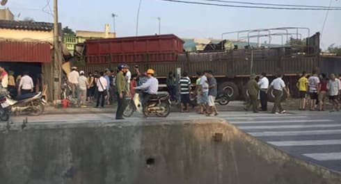Thanh Hóa: Hai xe ô tô đâm vào hàng loạt nhà dân làm 4 người thương vong