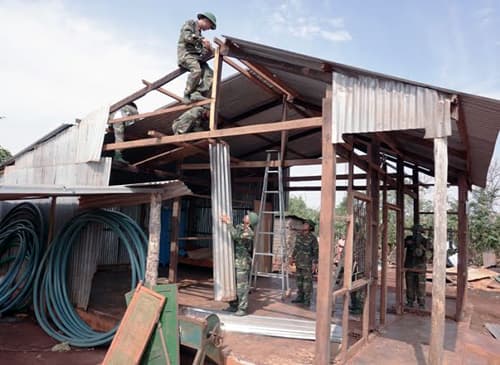 Lốc xoáy làm 216 ngôi nhà bị sập và tốc mái