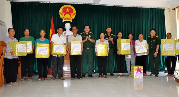 Bộ Tư lệnh Quân khu 7 thăm, làm việc với các đơn vị trên đảo Phú Quý