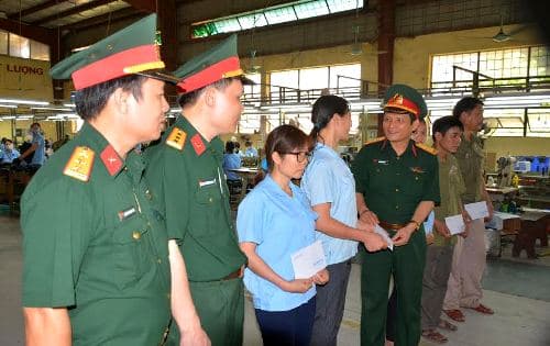 Tặng quà đoàn viên công đoàn có hoàn cảnh khó khăn