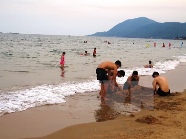 Hà Tĩnh: Lấy mẫu nước biển để xác định nguyên nhân xuất hiện vệt nước màu đục