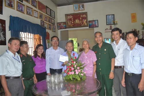 Thăm, tặng quà cựu chiến binh Điện Biên Phủ