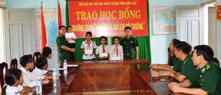 BĐBP tỉnh Đắc Lắc trao học bổng “Nâng bước các em tới trường”
