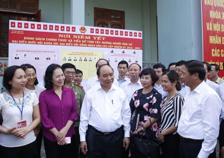 Thủ tướng Chính phủ Nguyễn Xuân Phúc tiếp xúc cử tri tại Hải Phòng