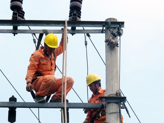 “Cấp điện an toàn, liên tục phục vụ người dân là nhiệm vụ trọng tâm”