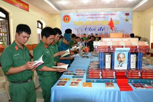 Trưng bày hơn 1.500 bản sách “40 năm vinh dự là chiến sĩ Thành phố mang tên Chủ tịch Hồ Chí Minh”
