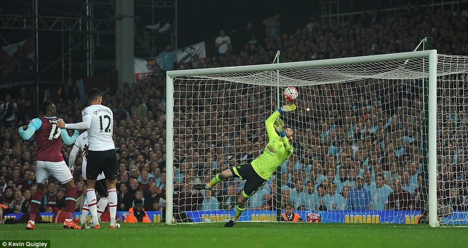 Thua West Ham, MU bỏ lỡ cơ hội lọt vào tốp 4