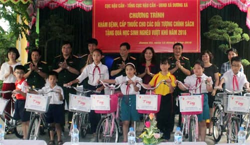 Trao 10 xe đạp tặng các em học sinh nghèo, học giỏi