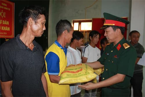 Hỗ trợ 5 tấn gạo giúp ngư dân huyện Quảng Trạch, tỉnh Quảng Bình