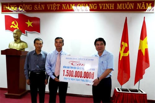 Lãnh đạo TP Hồ Chí Minh tặng quà đồng bào bị thiệt hại do hạn hán tỉnh Đắk Lắk