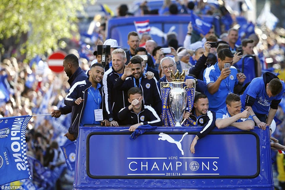 "Biển người" đổ ra đường ăn mừng chức vô địch của Leicester
