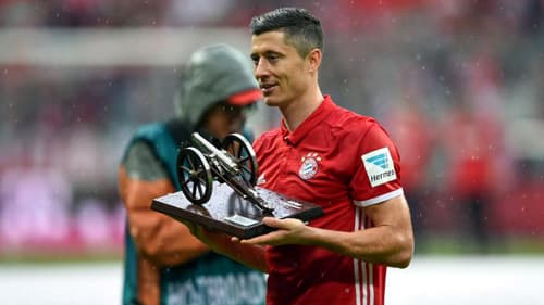 Tại sao Bayern phải giữ chân Lewandowski mùa hè này?