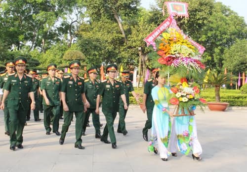 Bộ Tư lệnh Quân khu 4 dâng hương tưởng niệm Chủ tịch Hồ Chí Minh