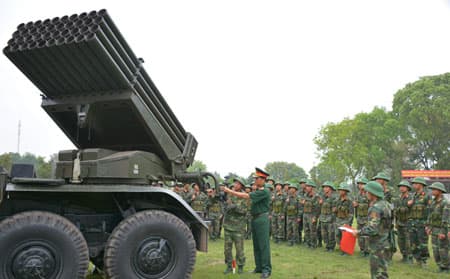 Cán bộ sâu sát huấn luyện